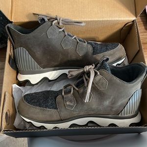 Women’s Sorel Kinetic Caribou WP Boots- Worn 1-2x